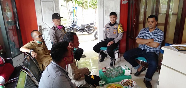 Kepala desa Lunto Barat Hendri bersama Perangkat kecamatan Lembah segar serta Babinkamtibmas.